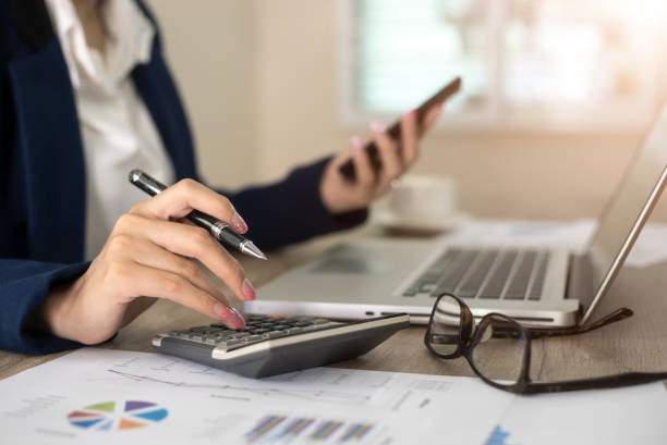 Femme en train de faire les comptes d'une entreprise