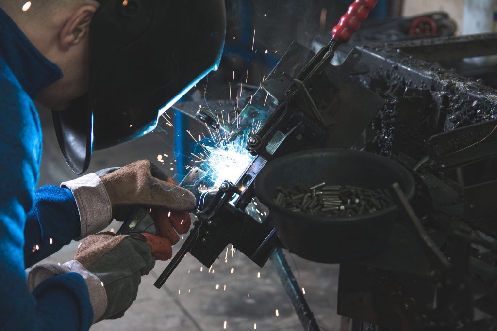 Ouvrier en train de réparer une machine industrielle