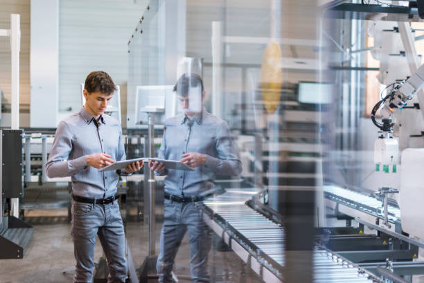 Ingénieur en train d'inspecter des machines industrielles