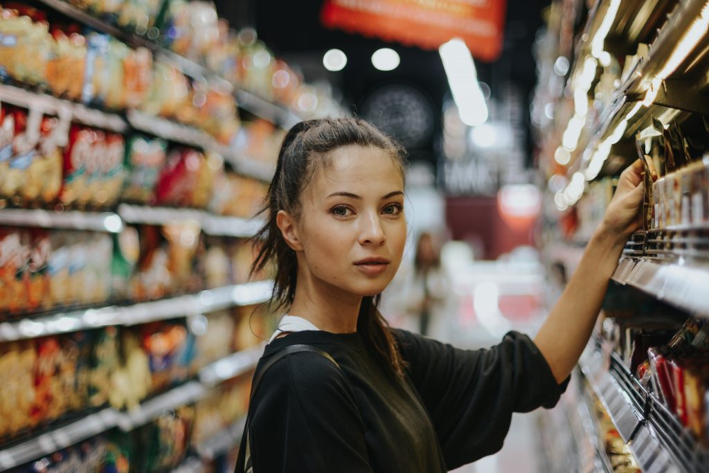 Jeune femme dans un rayon de supermarché