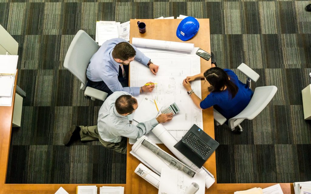 Collaborateurs autour d'une table