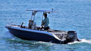 bateau à moteur sur la mer