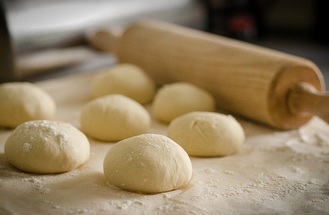 pâte à pain sur un plan de travail