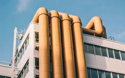 Comment vendre une machine industrielle : guide complet (valorisation, contrats, export)