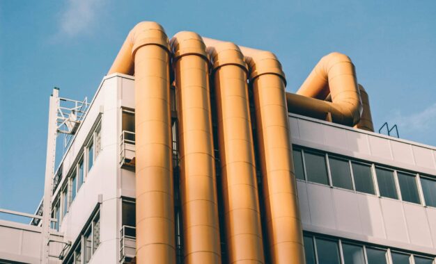 Comment vendre une machine industrielle : guide complet (valorisation, contrats, export)